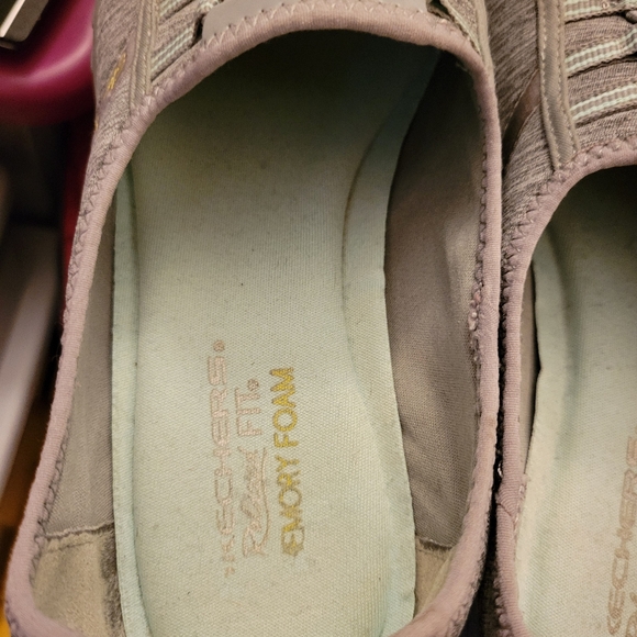 Skechers Women's Relaxed Fit Slip On Sneakers Shoes Memory Foam Insoles Size 10 - Picture 3 of 9